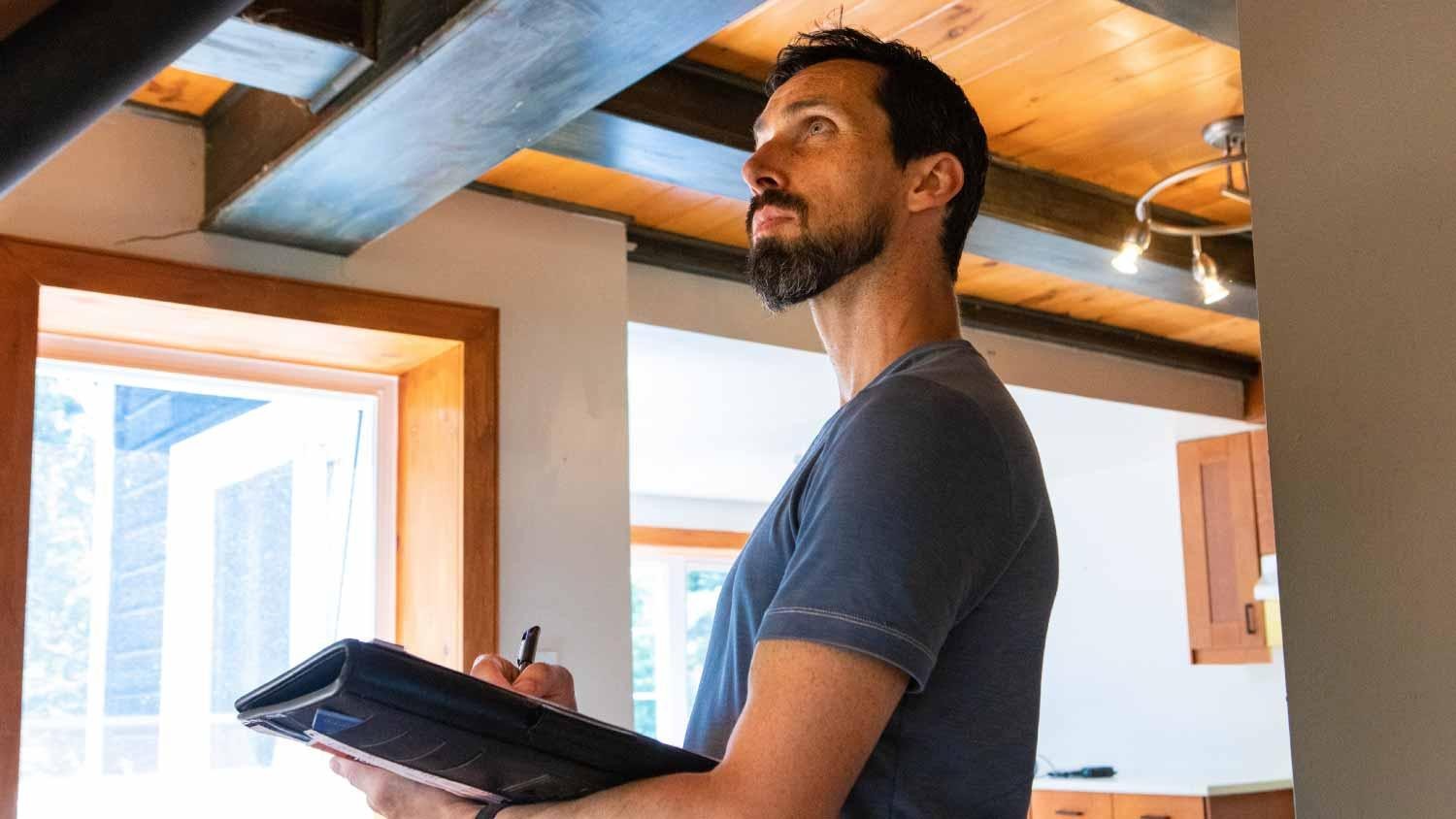 Expert réalisant un audit technique avant achat immobilier